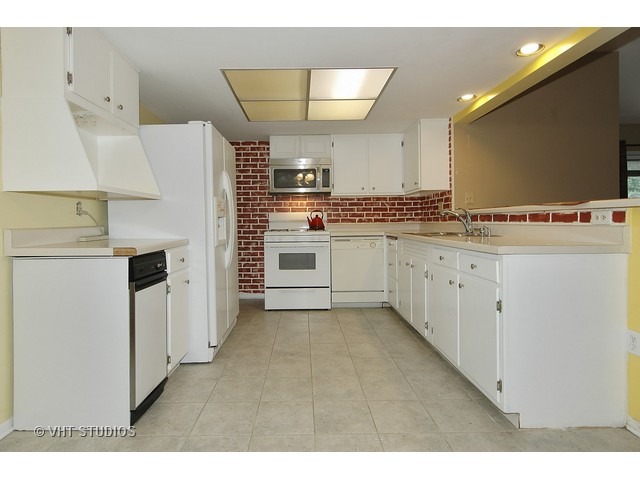 200 Pauline Dr, Elgin, IL 60123 photo 3