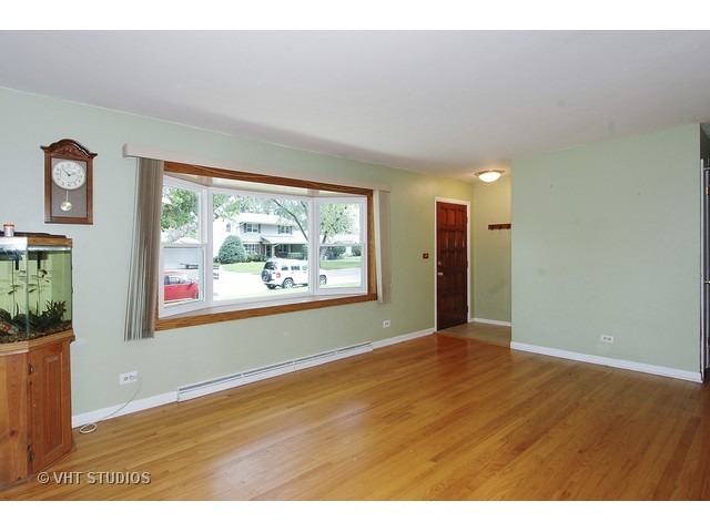 200 Pauline Dr, Elgin, IL 60123 photo 2