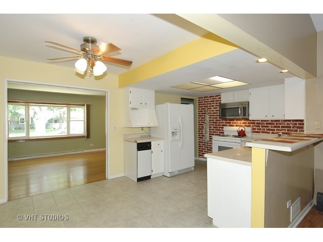 200 Pauline Dr, Elgin, IL 60123 photo 4