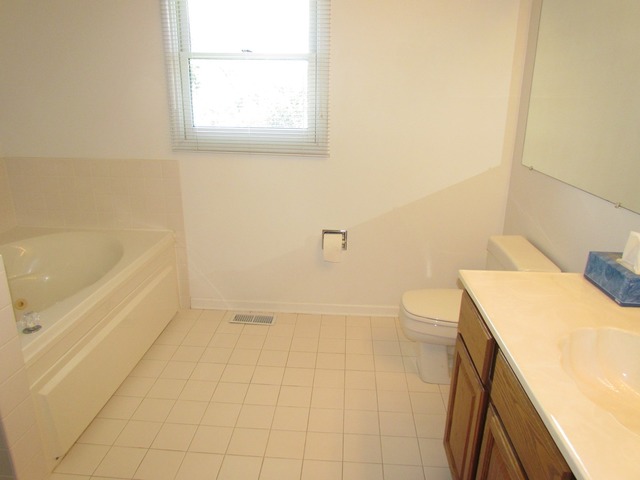 682 Stuart Dr, Carol Stream, IL 60188 photo 10