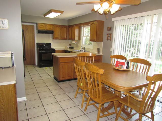 682 Stuart Dr, Carol Stream, IL 60188 photo 5