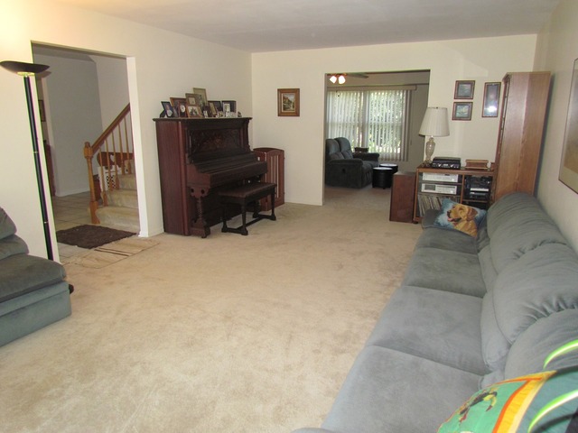 682 Stuart Dr, Carol Stream, IL 60188 photo 2