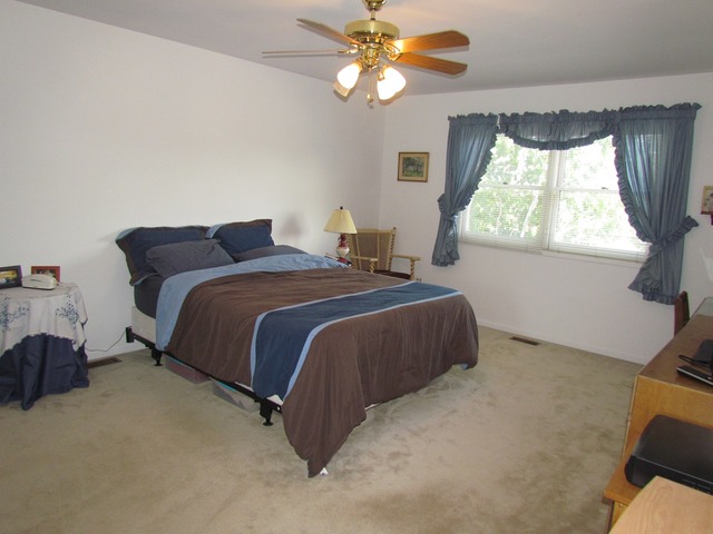 682 Stuart Dr, Carol Stream, IL 60188 photo 9
