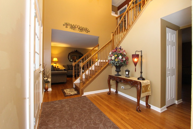 1879 Gleneagle Cir, Elgin, IL 60123 photo 2