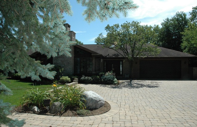 9415 W Central Rd, Des Plaines, IL 60016 photo 1