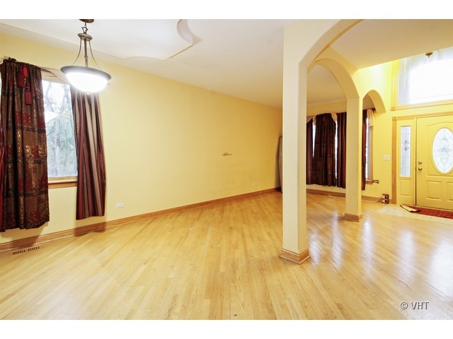115 Meadow Ct, Willowbrook, IL 60527 photo 2