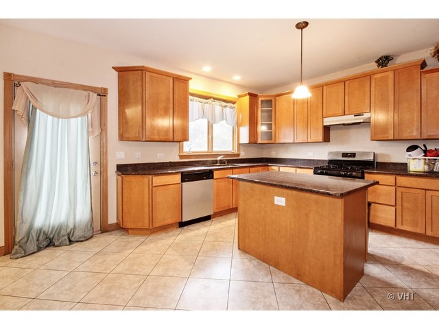 115 Meadow Ct, Willowbrook, IL 60527 photo 3