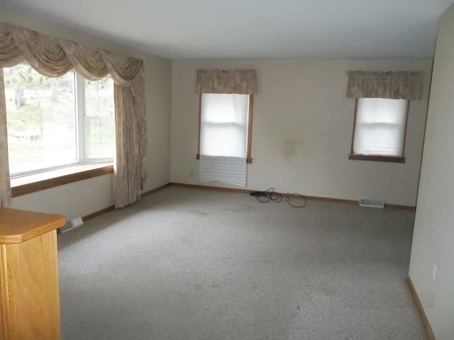 219 E Hillcrest Dr, Byron, IL 61010 photo 2