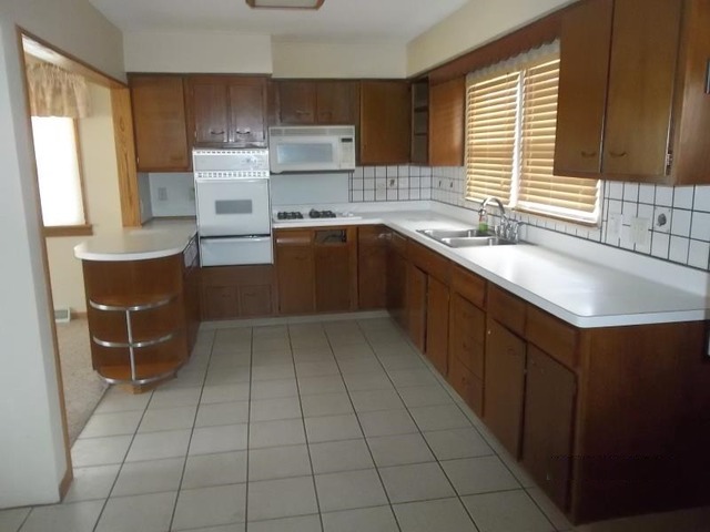 219 E Hillcrest Dr, Byron, IL 61010 photo 4