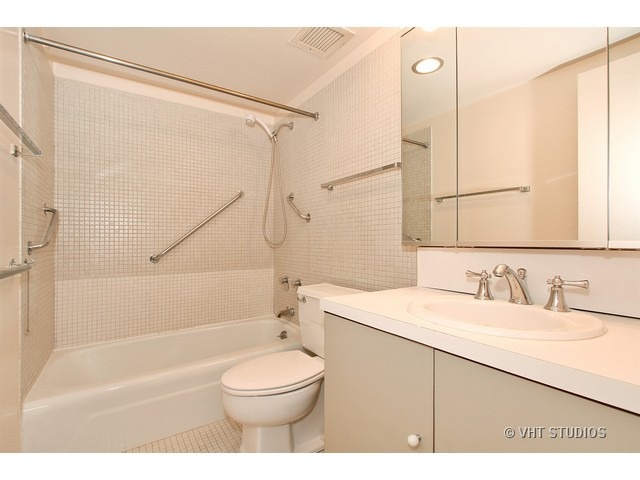 175 E Delaware Pl #5914, Chicago, IL 60611 photo 6