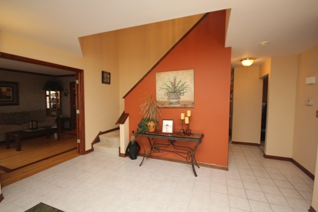 854 Kent Cir, Bartlett, IL 60103 photo 1