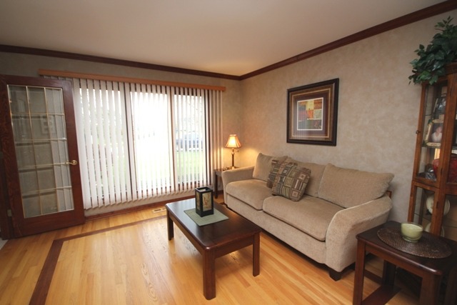 854 Kent Cir, Bartlett, IL 60103 photo 3