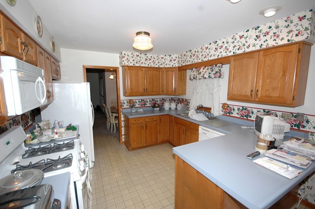 581 N Lyle Ave, Elgin, IL 60123 photo 2