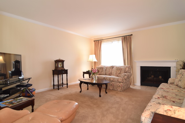 1261 Reading Ct, Wheaton, IL 60189 photo 2