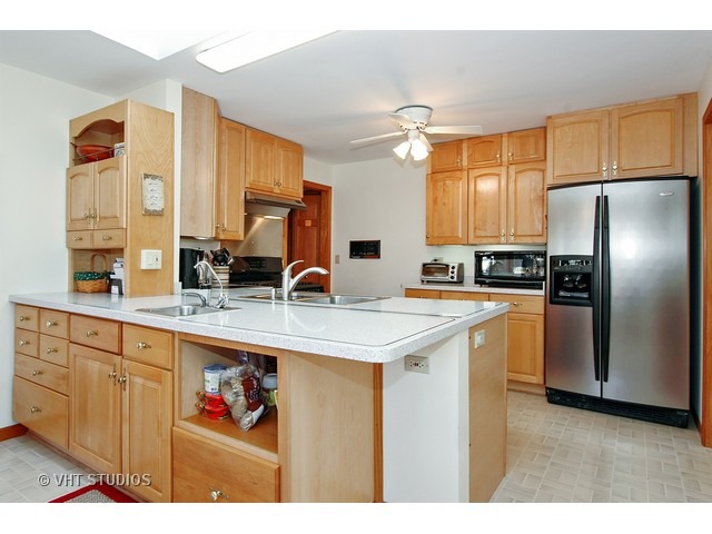972 Hillcrest Rd, Elgin, IL 60123 photo 4