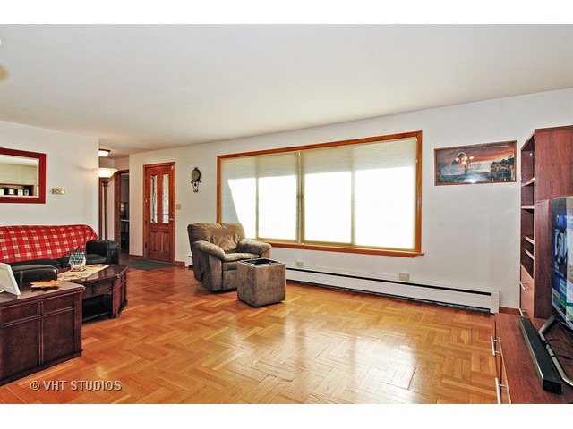 972 Hillcrest Rd, Elgin, IL 60123 photo 2