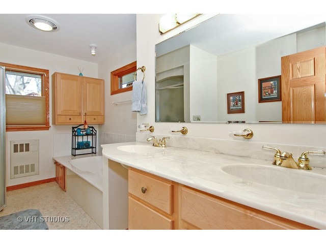 972 Hillcrest Rd, Elgin, IL 60123 photo 7