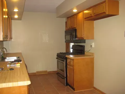 1325 Walnut St, Peru, IL 61354 photo 2