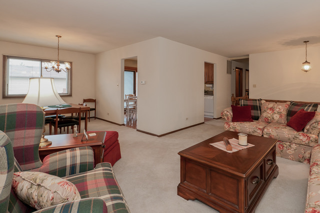 4425 Beacon Ct, Hoffman Estates, IL 60192 photo 2