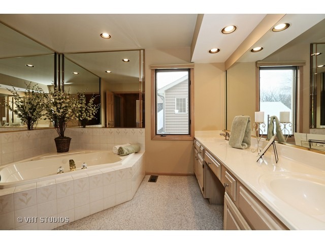 2775 Downing Ct, Aurora, IL 60502 photo 9