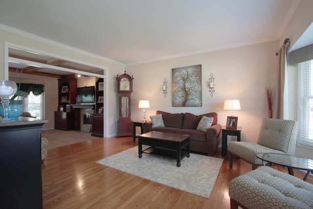 653 Clarendon Ln, Aurora, IL 60504 photo 2