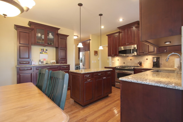 653 Clarendon Ln, Aurora, IL 60504 photo 8
