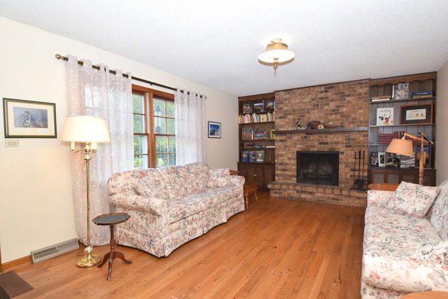 725 Elm St, Wheaton, IL 60189 photo 3