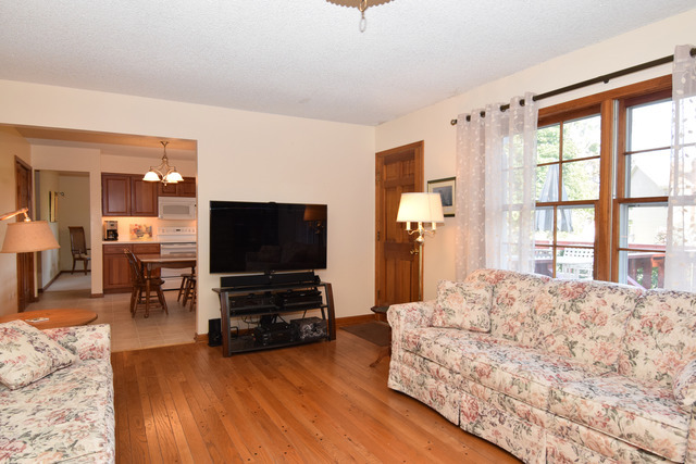 725 Elm St, Wheaton, IL 60189 photo 2