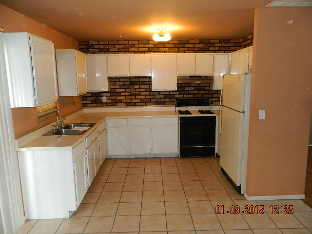 1208 Corley Dr, Elgin, IL 60120 photo 2