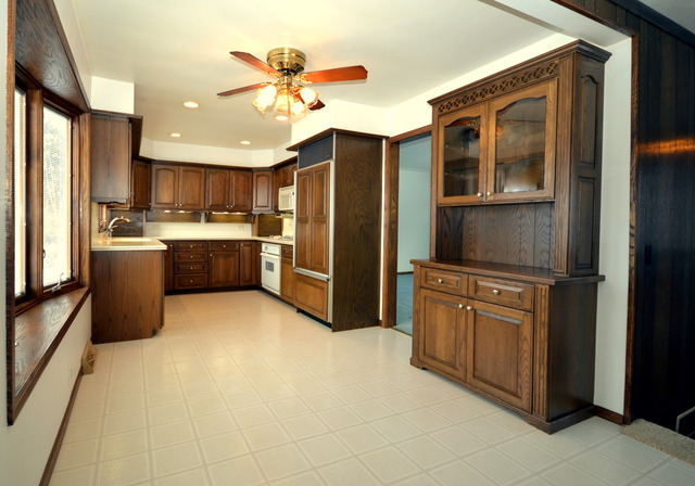 200 N Hickory Ave, Bartlett, IL 60103 photo 2