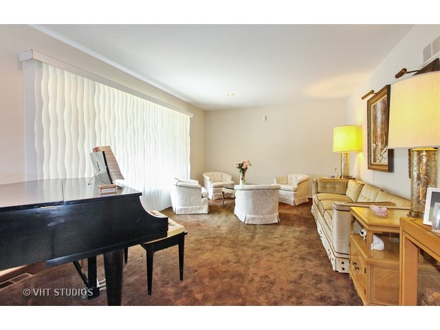 1808 E Boulder Dr, Mount Prospect, IL 60056 photo 3