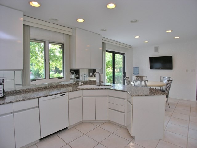 4331 Phyllis Dr, Northbrook, IL 60062 photo 5