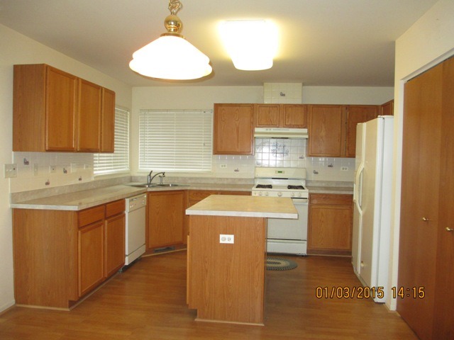 1638 Montclair Dr, Elgin, IL 60123 photo 4