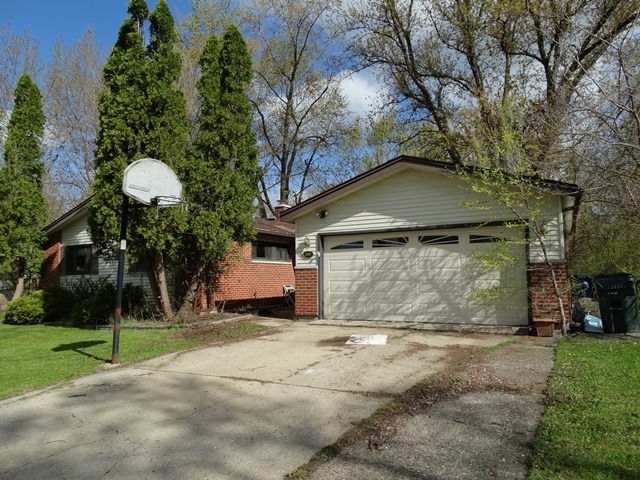 590 Milton Ln, Hoffman Estates, IL 60169 photo 2