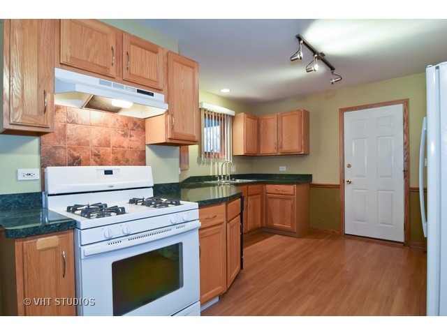 28 Allen Dr, Elgin, IL 60120 photo 2
