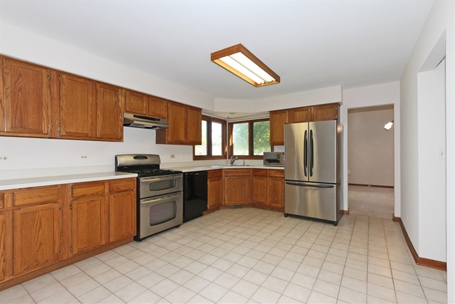 1189 Charter Oaks Dr, Bartlett, IL 60103 photo 2