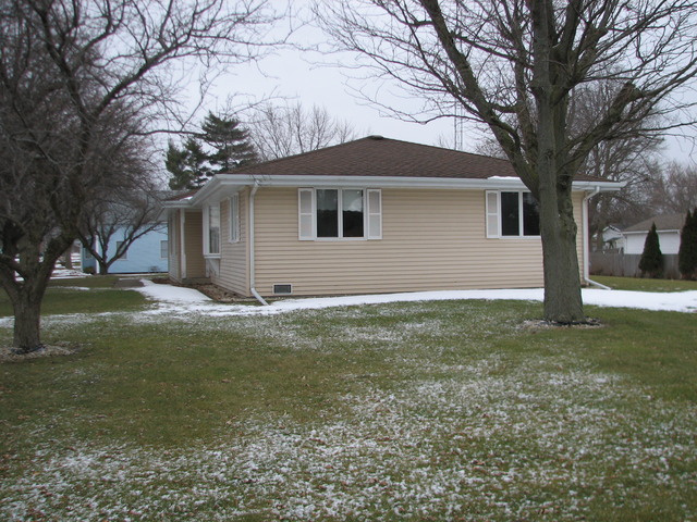 315 N Cedar St, Gardner, IL 60424 photo 4