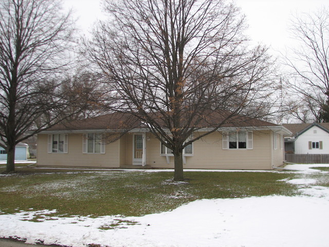 315 N Cedar St, Gardner, IL 60424 photo 2