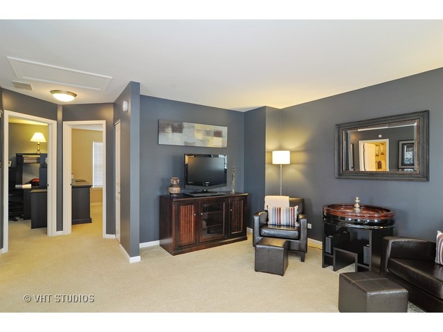 11 E Willow Rd, Wheeling, IL 60090 photo 4