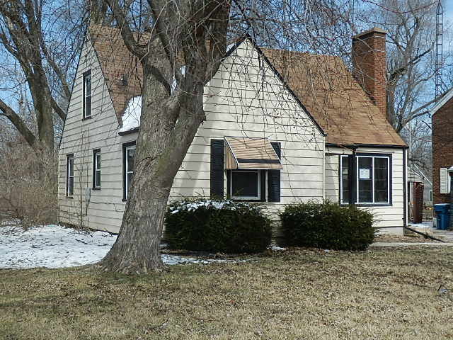 1943 E Oak St, Kankakee, IL 60901 photo 2