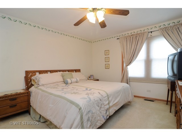 1630 Chesapeake Dr, Hoffman Estates, IL 60192 photo 8