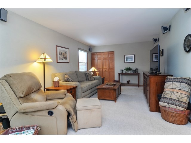 1630 Chesapeake Dr, Hoffman Estates, IL 60192 photo 2