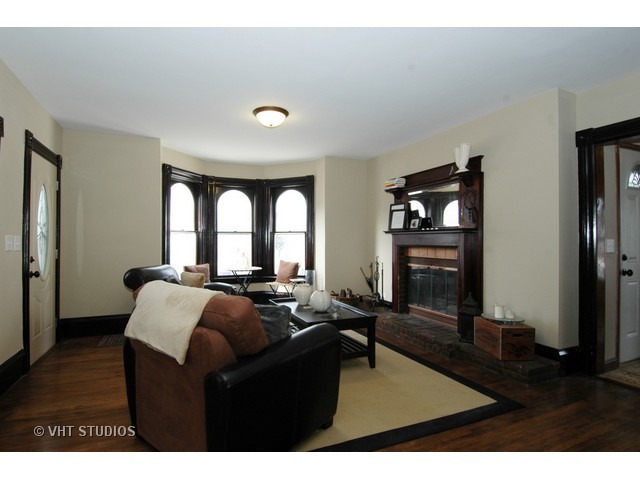 628 Eastview St, Elgin, IL 60120 photo 2