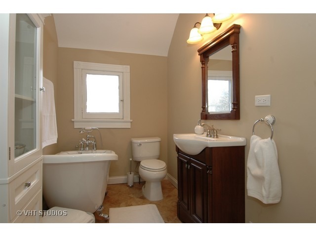 628 Eastview St, Elgin, IL 60120 photo 8