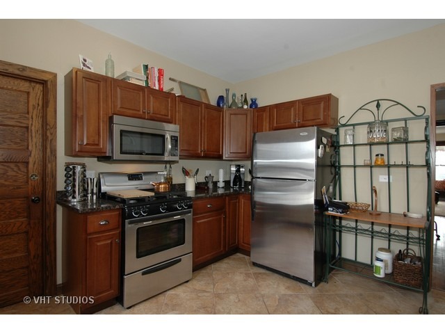 628 Eastview St, Elgin, IL 60120 photo 3