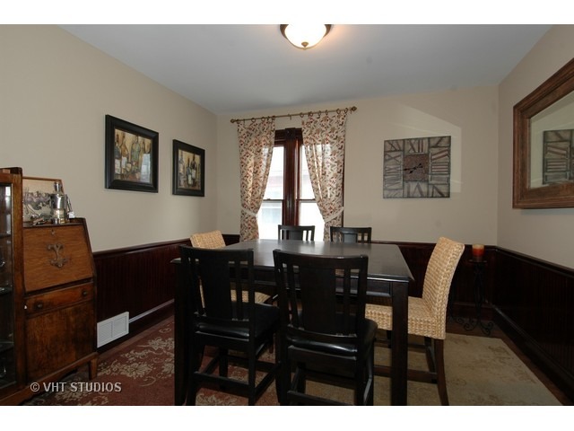 628 Eastview St, Elgin, IL 60120 photo 4