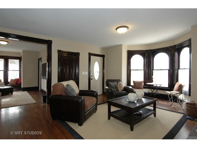 628 Eastview St, Elgin, IL 60120 photo 1