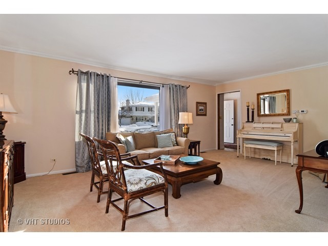 522 Logan St, Roselle, IL 60172 photo 2