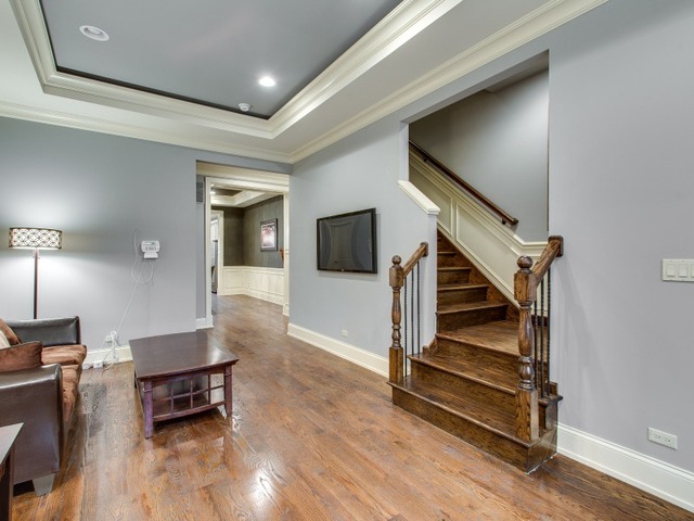 817 E Bowen Dr, Chicago, IL 60653 photo 5