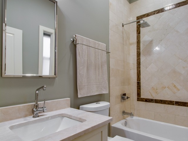 817 E Bowen Dr, Chicago, IL 60653 photo 20